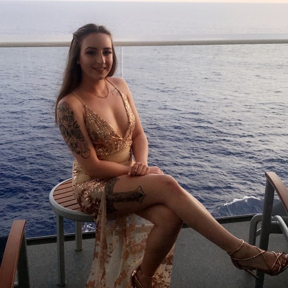 Hello, I am Alison , I’m 25 & I’m a shopaholic ✋🏼 - Picture 2 of 8